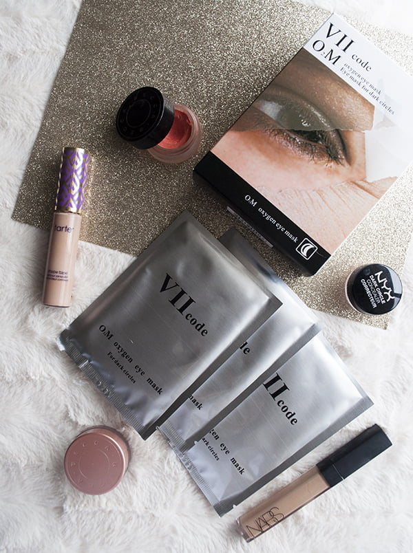 Depuff and decrease dark circles with VII code O2M Oxygen Eye Mask