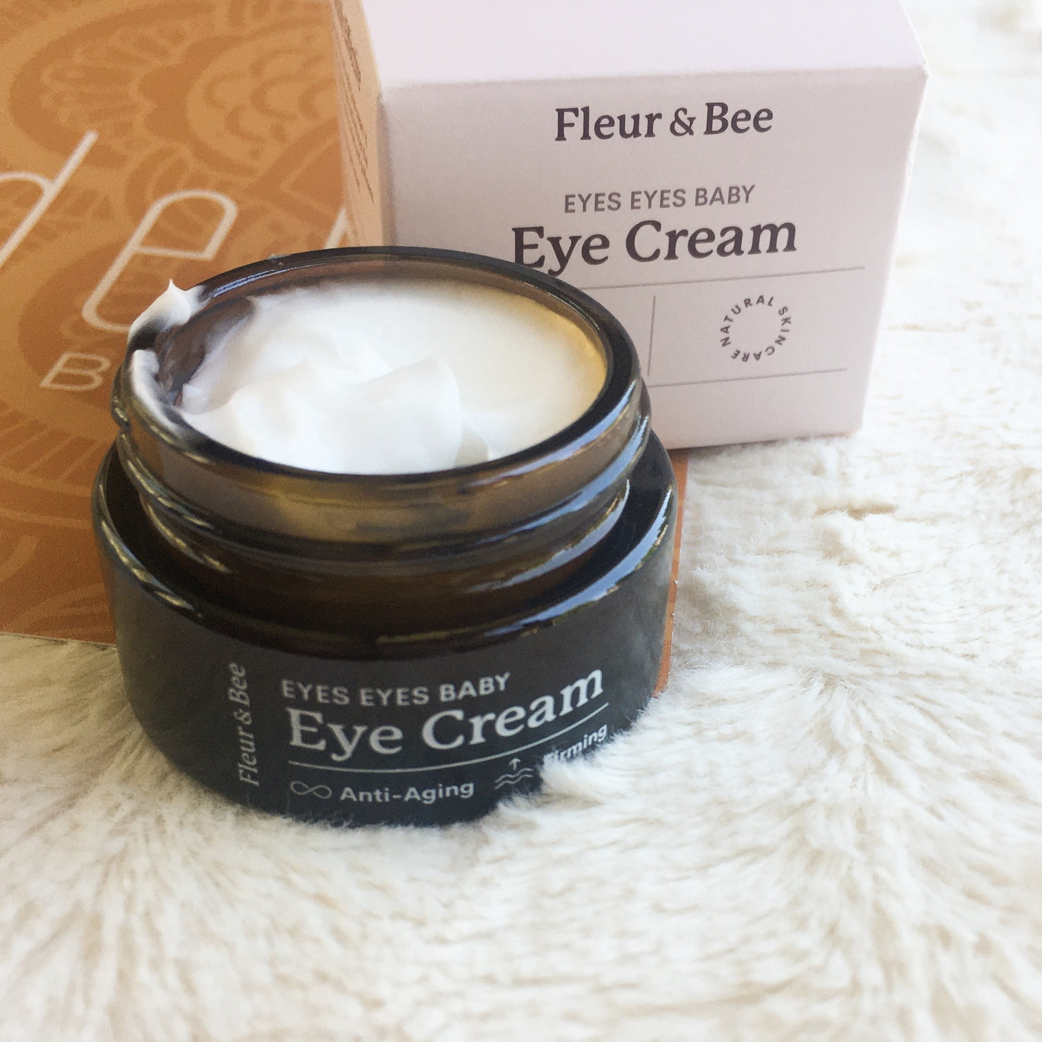 June 2020 Kinder Beauty Box Hannah on Horizon