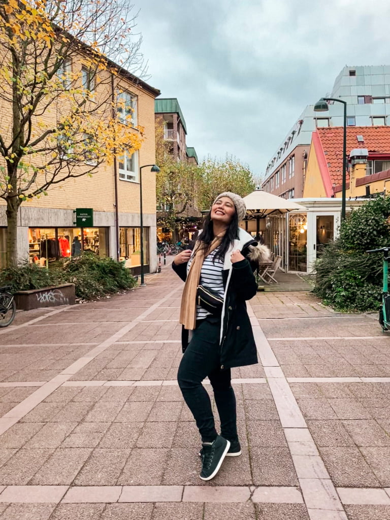 30-something Filipina on a day trip from Copenhagen to Lund